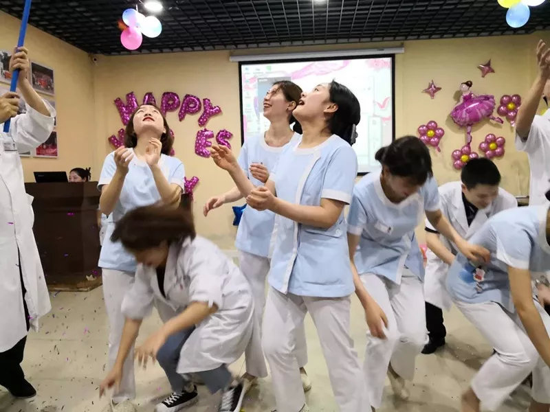 “护士：引领之声，人人享有健康”，成都曙光医院举行护士节庆祝活动